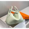 Hermes Lindy 30cm Bag In Vert Fizz Clemence Leather - Image 4