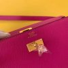 Let us introduce the Kelly Wallet to Go. The petite bag has the traditional Kelly wallet turn-clasp and sangles. The addition of a removable shoulder strap transforms this iconic style into a multi-functional piece - switch from a classic wallet to a crossbody bag in one fell swoop! - Image 5